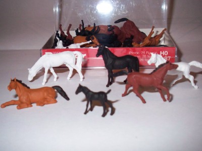 Preiser 14407 x 26 Assorted Horses